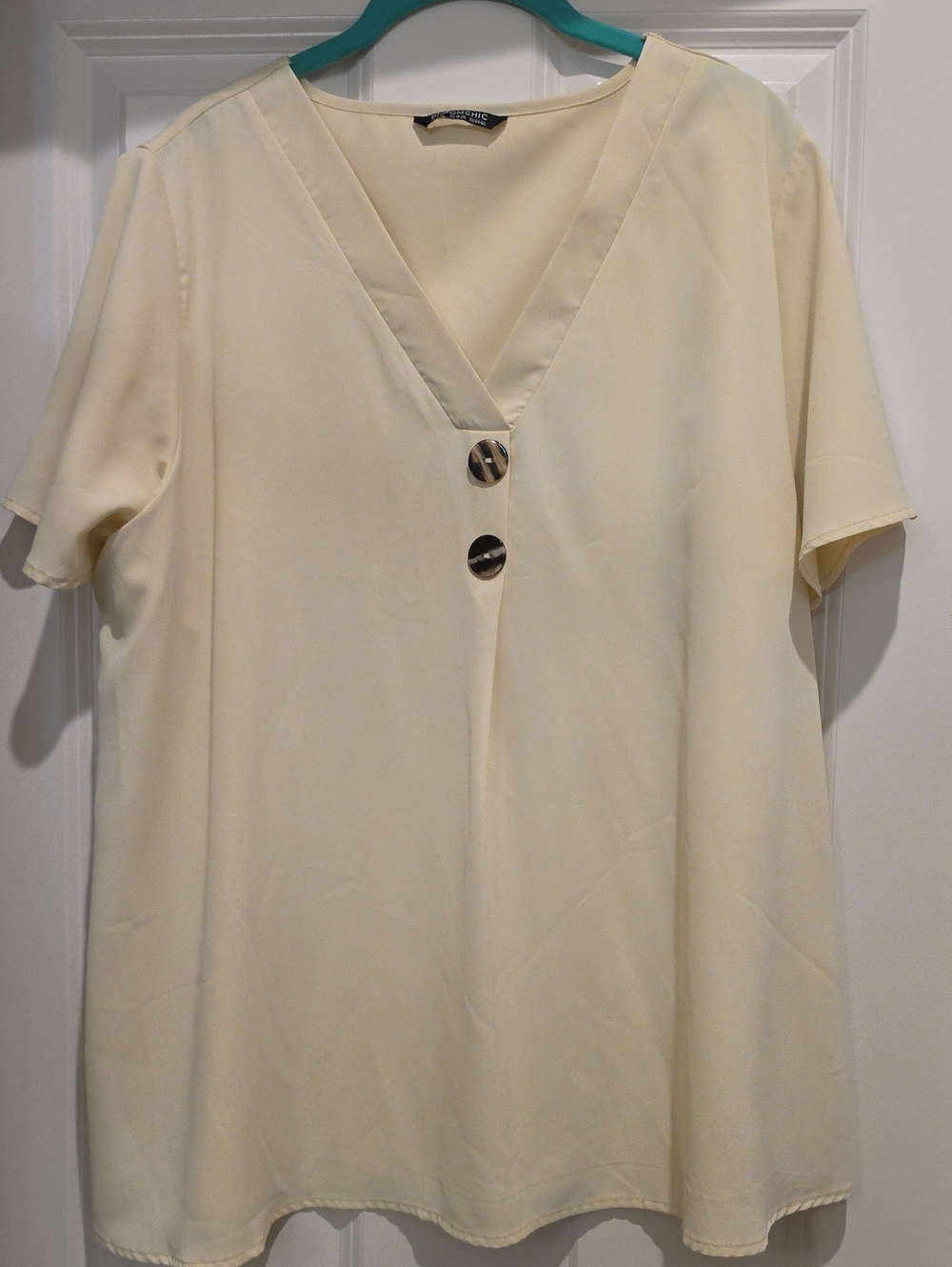 NWOT Bloomchic Cream V-Neck Short Sleeve Blouse with Button Detail 1x